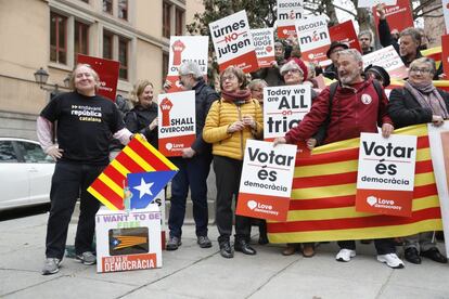 Un grup de persones esperen el diputat català Francesc Homs, que el Tribunal Suprem jutjarà per desobediència al Tribunal Constitucional en relació amb el 9-N.