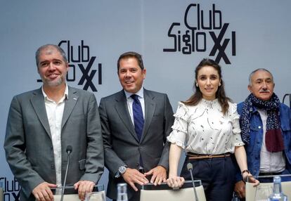 De izquierda a derecha: Unai Sordo, secretario general de CC OO; Gerardo Cuerva, presidente de Cepyme; Paloma Segrelles; Pepe Álvarez (UGT) y Fernando González Urbaneja.