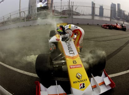 Grosjean sale de su Renault tras sufrir ayer un accidente en la misma curva que Piquet en 2008 en Singapur.