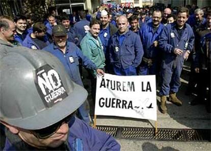 Trabajadores de Unión Naval secundaron el paro de 15 minutos en protesta contra la guerra.