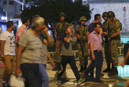 Militares montan guardia en la plaza de Taksim en Estambul.