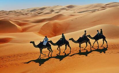 Ruta en camello en el desierto de Rub Al Khali (Emiratos Árabes).