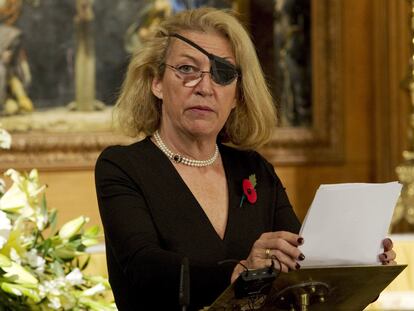 La reportera fallecida Marie Colvin, durante una intervención en la iglesia de St. Bride en Londres hace tres años. / ARTHUR EDWARDS (GETTY)