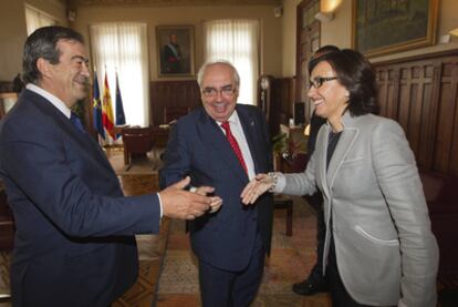 Francisco Álvarez-Cascos saluda a su antecesor, Vicente Álvarez-Areces, y a Rosa Aguilar.