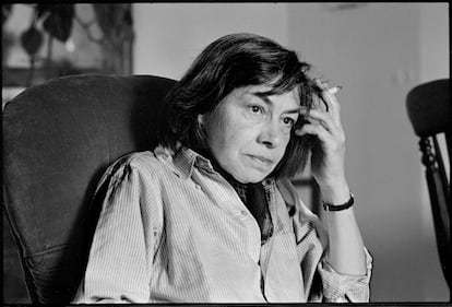 Retrato datado en 1976 de la escritora estadounidense Patricia Highsmith, sentada en el salón de la casa en la que vivió entre 1971 y 1983, en Montcourt-Fromonville (Francia).