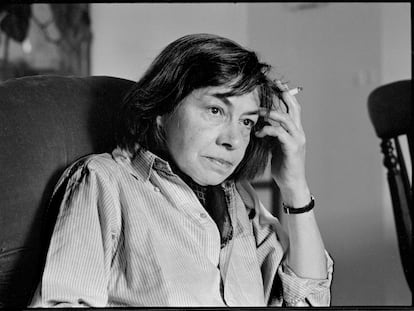 Retrato datado en 1976 de la escritora estadounidense Patricia Highsmith, sentada en el salón de la casa en la que vivió entre 1971 y 1983, en Montcourt-Fromonville (Francia).