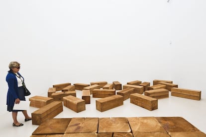 Una de las instalaciones de Carl Andre en el Palacio de Velazquez del Retiro.