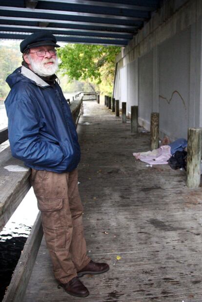 Anthony Ciccione, bajo un puente en Michigan.