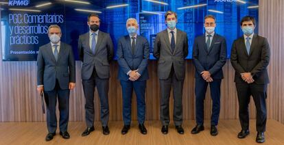 Jorge Herreros, socio de la práctica profesional de KPMG en España; Juanjo Cano, presidente de KPMG en España; Santiago Durán, presidente del Instituto de Contabilidad y Auditoría de Cuentas (ICAC); Borja Guinea, socio responsable de Auditoría de KPMG en España; Carlos Barroso, socio de la práctica profesional de KPMG y autor de la obra, y Alejandro Castex, Director General de ThomsonReuters España.