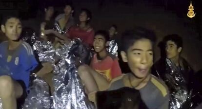 Un niño niño sonríe mientras un médico de la marina tailandesa ayuda a alguno de los heridos en la cueva de Mae Sai, el 3 de julio de 2018.