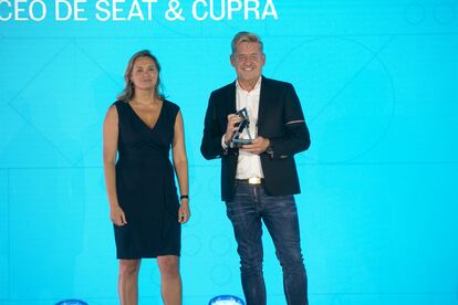 La directora de CincoDías Amanda Mars, entrega el premio directivo del año a Wayne Grifftihs, presidente mundial de Seat