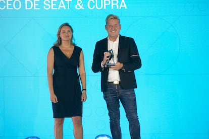 La directora de CincoDías Amanda Mars, entrega el premio directivo del año a Wayne Grifftihs, presidente mundial de Seat