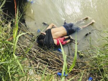 El drama migratorio centroamericano queda plasmado en una imagen que recuerda a la del niño sirio Aylan en 2015