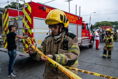 Un bombero acordona el perímetro en donde ocurrió el siniestro de en un parque del barrio Porvenir, en el norte de Cali.