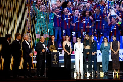 El presidente del FC Barcelona Joan Laporta, junto a las jugadoras del equipo, reciben el premio a mejor equipo femenino del año, este lunes.