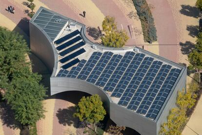 Instalación de placas solares fotovoltaicas en el acceso a Caixaforum, en Sevilla.