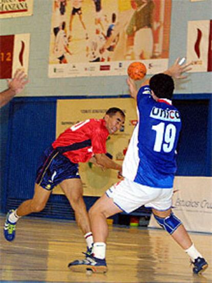 Momento en el que Duishebaiev lanza el balón a Israel Sánchez.