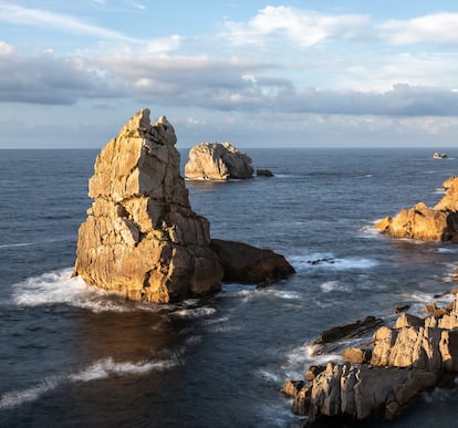 Atardecer cerca de la desembocadura del río Pas. En la costa cántabra se conoce como 'urros' a los islotes que han dejado el tiempo y la erosión.