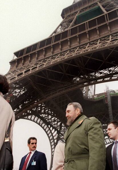Fidel Castro pasea bajo la torre Eiffel, en marzo de 1995.