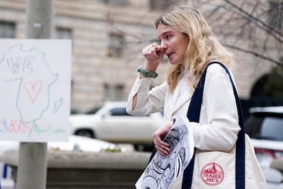 Juliane Alfen, empleada del USAID despedida por Musk, deja la agencia tras recoger sus cosas el jueves pasado.