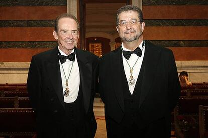 José Manuel Blecua, a la izquierda, con José Antonio Pascual, ayer en la Real Academia Española.