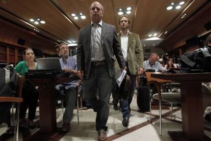 Los representantes de los controladores, Daniel Zamit y César Cabo, ayer en la rueda de prensa.