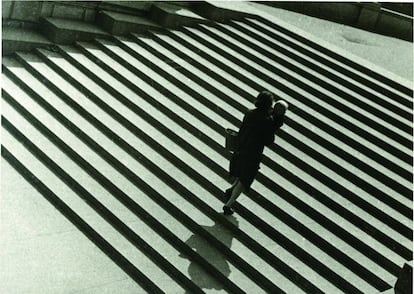 Rodchenko utilizou a fotografia pela primeira vez na criação de cartazes ou fotomontagens. Estava procurando um novo meio de expressão longe da linguagem do passado. Seu desejo experimental foi reforçado pelo desejo de documentar a nova realidade social impulsionada pela revolução soviética. Em um país onde mais da metade da população era analfabeta, a fotografia era vista como um meio mais adequado para propaganda. Na foto: Escada, 1929/ 1994