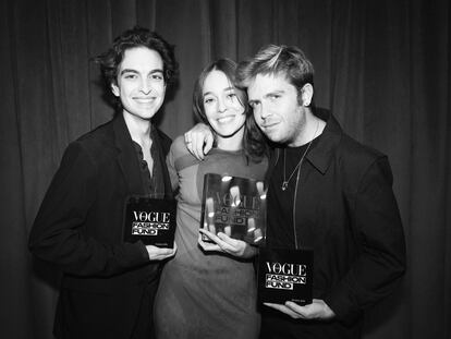 Paula Cánovas del Vas, ganadora del premio Vogue Fashion Fund 2022, junto a los dos finalistas, Ernesto Naranjo (izquierda) y Archie Alled-Martínez (derecha), el 27 de octubre de 2022 en Madrid.