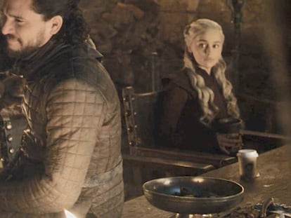 Daenerys y Jon Snow. Sobre la mesa, el vaso de Starbucks.