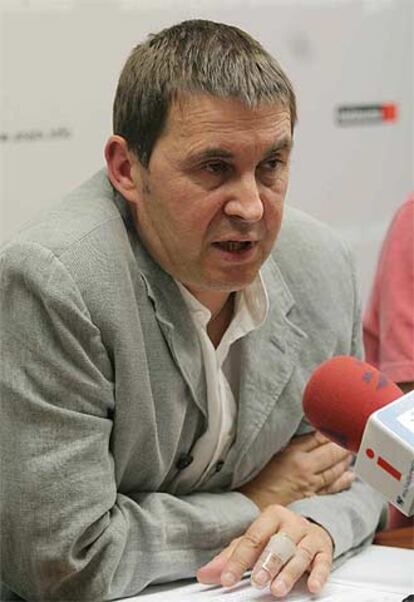 Otegi, en una rueda de prensa.