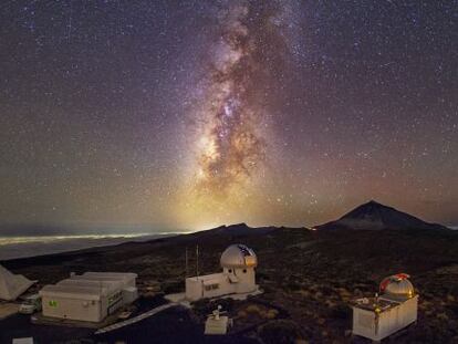 Vista del Observatorio del Teide, con el volc&aacute;n y la V&iacute;a L&aacute;ctea al fondo.