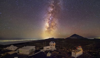 Vista del Observatorio del Teide, con el volcán y la Vía Láctea al fondo.