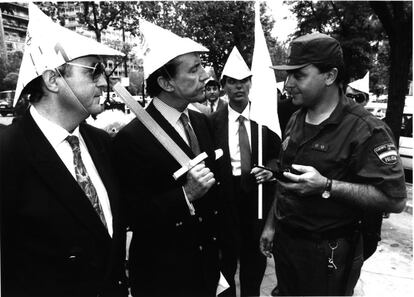 José María Ruiz Mateos, disfrazado de espadachín, habla con un policía ante Hacienda, el 12 de junio de 1992.