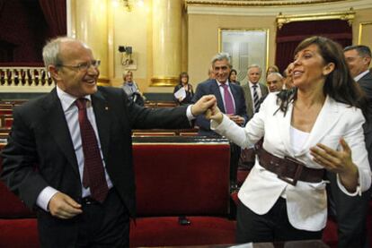 El presidente de Cataluña, José Montilla, y la líder del PP catalán, Alicia Sánchez-Camacho, ayer en el Senado.