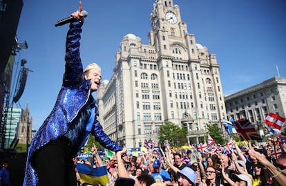 El cantante Jedward, en la zona de los fans del festival, este sábado en Liverpool. 