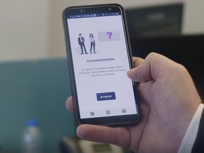 Un empleado de Ibermática muestra la interfaz de la app de rastreo Epidig. En vídeo: el reportaje de 'Dale una vuelta' sobre las apps de rastreo de contactos contagiados.