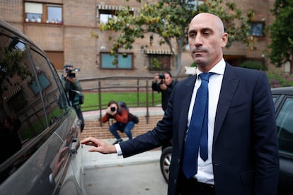 Luis Rubiales, expresidente de la Real Federación Española de Fútbol (RFEF), a su salida de un juzgado de Majadahonda, el 29 de abril.