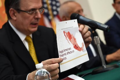 Ebrard muestra un mapa sobre el impacto de armas ilegales en México durante una conferencia de prensa en septiembre 2019.