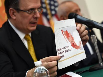 Ebrard mostra um mapa sobre o impacto de armas ilegais em México.