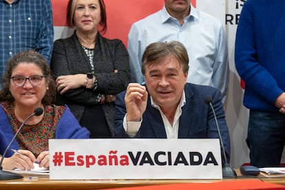 El líder de España Vaciada, Tomás Guitarte, en Teruel, el pasado 27 de noviembre, durante la jornada de constitución de la federación, junto a otros dirigentes.