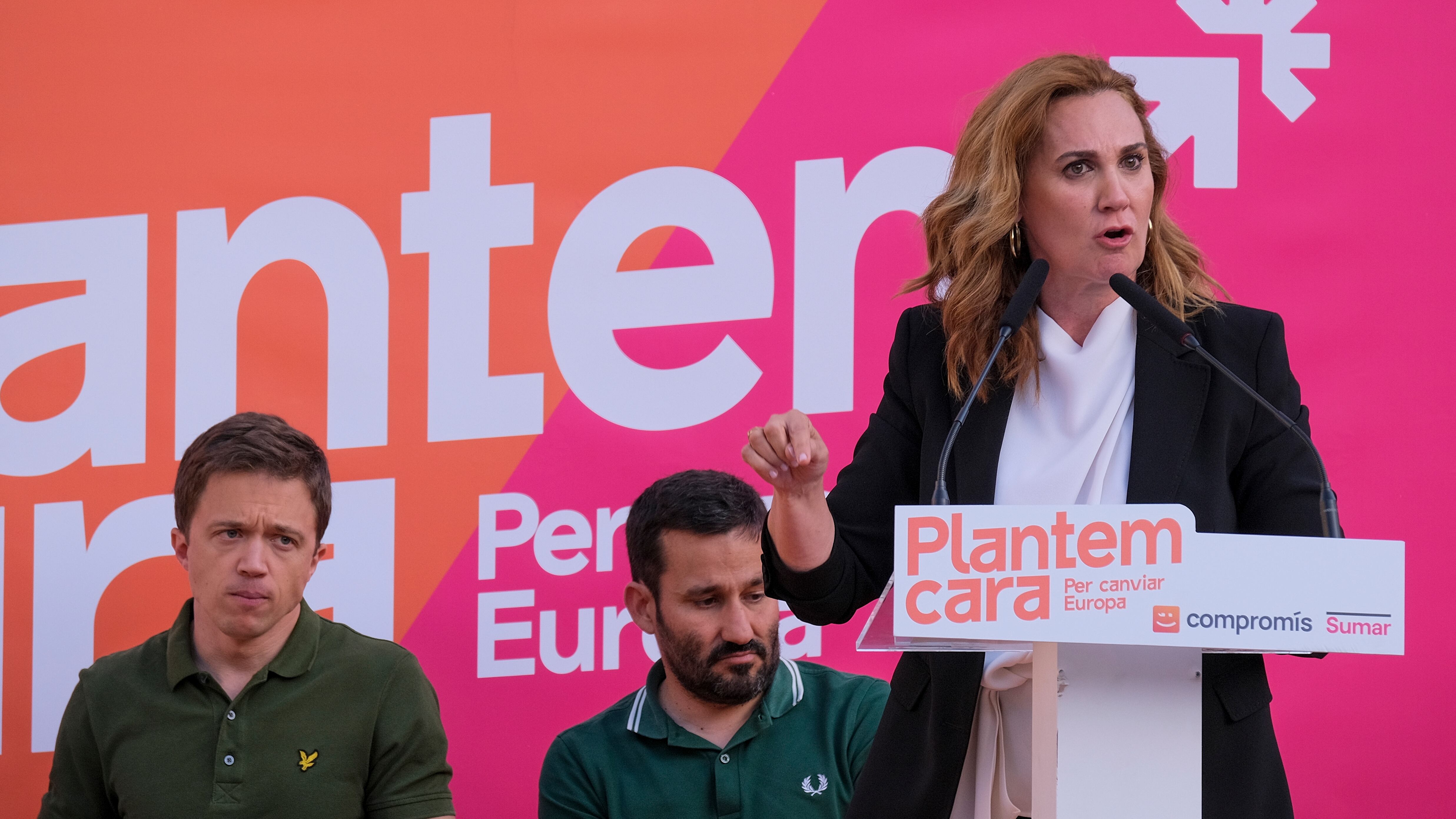 La cabeza de lista del partido para las elecciones europeas, Estrella Galán, interviene en el acto electoral para las elecciones europeas de la coalición celebrado en el Mercado Central de Alicante junto al diputado por Sumar  Íñigo Errejón (a la izquierda) y el candidato de Compromís, Vicent Marzà. 