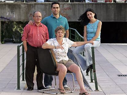 Clara Escribano, sentada, junto a Eduardo, Juande y María, miembros de la asociación.