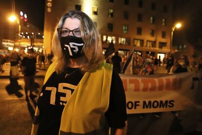 Smadar Lahav Evenstein, 60 años. Brinda servicios financieros en Jerusalén. Cabeza visible del grupo Muro de Madres. Ha venido a interponerse entre policías y manifestantes. Tiene dos hijos veinteañeros en la marcha. En su camiseta y su tapaboca se lee "Vete".