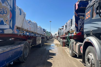 Filas de camiones cargados con ayuda humanitaria para Gaza, varados en la frontera
con Egipto, en Rafah, el 2 de marzo por la prohibición de entrada de Israel.