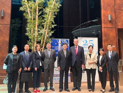 Encuentro entre una delegación del Notariado español y la delegación del Departamento de Justicia de Guangdong (China). En la foto, José Ángel Martínez Sanchiz, presidente del Consejo General del Notariado, cuarto por la izquierda, y Chen Xudong, director general del Departamento de Justicia de Guangdong a su lado.