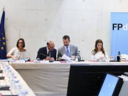 Foto cedida por la Fundación Príncipe de Girona de los Príncipes Don Felipe (2d) y Doña Letizia (d) presidiendo la reunión del Patronato de la Fundación, junto a su máximo responsable, Antoni Esteve (2i) , y a su directora general, Mónica Margarit (i).