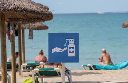 Cartel que recomienda a los bañistas lavarse las manos, en la playa de Palma.