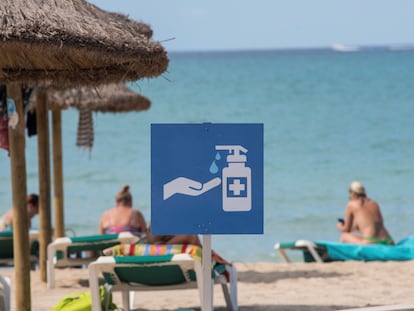 Cartel que recomienda a los bañistas lavarse las manos, en la playa de Palma.