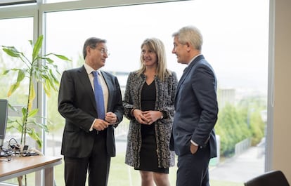 De izquierda a derecha, el director general de Sisteplant, Alfonso Gonzábal; la CEO, Ana Santiago, y el vicepresidente, José María Borda.