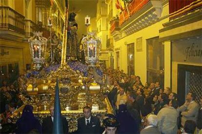 Jesús Nazareno desfila por las calles de Sevilla.